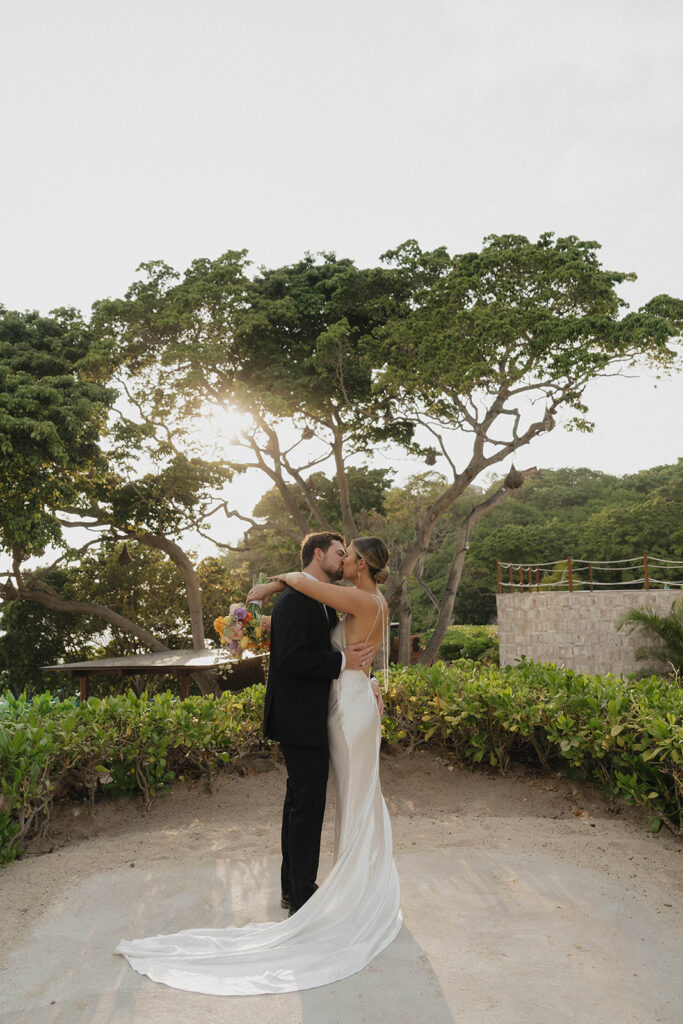 bride and groom photos in Mexico