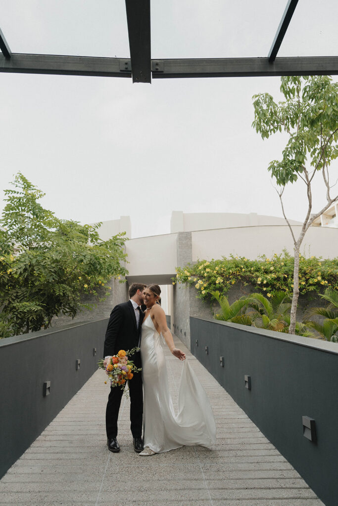 bride and groom photos in Mexico
