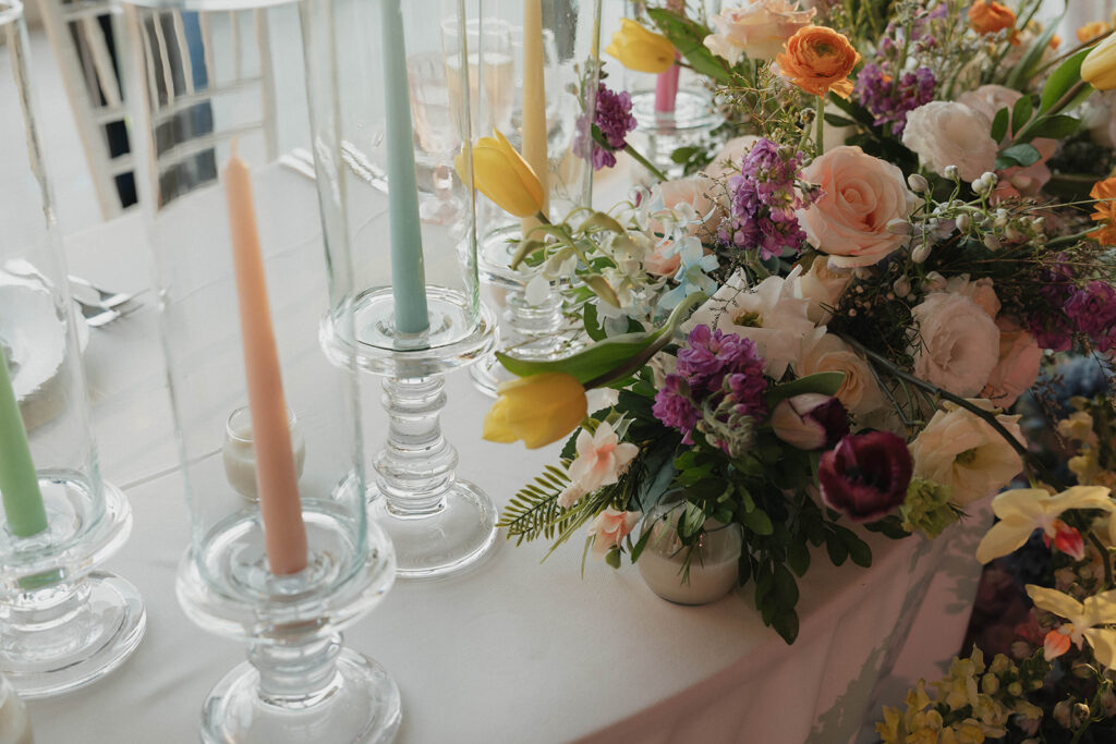 pastel wedding decor and wedding bouquets